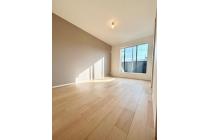 【2階7.2帖】南向きの主寝室は日当たり良好です。