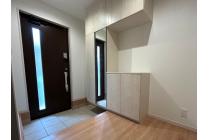 玄関で靴を履いた状態での全身チェックが鏡でできるため、外出前の最終確認に便利です。