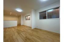 素足で歩きたくなるようなぬくもりと上質感。WOODTECの天然木複合フローリングでご家族みんなで使われるリビングを優しく包み込みます。