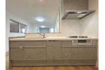 お料理中もご家族との会話が弾む対面式キッチン。家事をしていても家族の様子が伺え安心感があります。