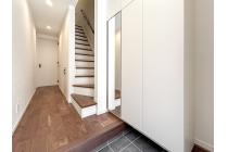 【シューズクローゼットイメージ】家族みんなの靴はもちろん、アウトドア用品や防災グッズまで、すっきりまとめて収納できます。※掲載の写真は当社施工事例であり、本物件のものではありません。