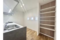 キッチンスペースには大容量のオープンパントリーを設置。キッチン家電やストック食品など収納して家事効率をUPさせることができます！