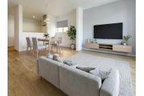 【リビングイメージ】家族が自然と集まる2階リビングは、WOODTECの天然木フローリングが温もりを演出。※掲載の写真は当社施工画像にCGで家具を合成配置したものです。実際にはモデルセッティングはございません。