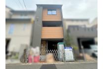 全室収納とキッチンにはパントリーがあり、収納力抜群♪ 毎日の生活も快適に。駐車スペース1台分ございます！ 建物や周囲の環境をご覧ください。