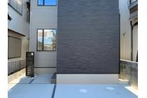 横型デザインの機能門柱。桑炭×ブラックの落ち着いた色合いで外観になじみます。前入れ前出しのT10ポストは取り出しやすく、ダイヤルキー付きで安心。LED表札灯で夜も見やすい♪