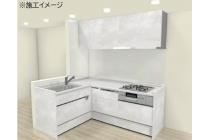 手元から足元までがすべてスライド式で収納力抜群のシステムキッチン。３口コンロ（無水両面焼きグリル）・食器洗い乾燥機・オールインワン浄水栓付きです。※物件によりカラーや設置イメージが異なる場合があります。