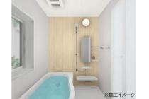 毎日のお手入れがしやすい工夫と心地よい使用感を兼ね備えた、シンプルデザインのシステムバス。※物件によりカラーや設置イメージが異なる場合があります。