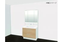 機能性に優れた三面鏡（長寿命・省電力のスリムLED付）と、豊富な収納キャビネットがついたスタイリッシュな洗面化粧台です。※物件によりカラーや設置イメージが異なる場合があります。