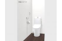 落ちにくい汚物汚れも、水を流すだけツルンっと落とせる新素材”アクアセラミック”で毎日のお手入れ簡単！※物件によりカラーや設置イメージが異なる場合があります。