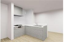 手元から足元までがすべてスライド式で収納力抜群のシステムキッチン。３口コンロ（無水両面焼きグリル）・食器洗い乾燥機・オールインワン浄水栓付きです。※物件によりカラーや設置イメージが異なる場合があります。