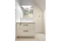 機能性に優れた三面鏡（長寿命・省電力のスリムLED付）と、豊富な収納キャビネットがついたスタイリッシュな洗面化粧台です。※物件によりカラーや設置イメージが異なる場合があります。