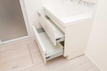 洗面化粧台下部は、奥のものまで取り出しやすい引き出し式です。