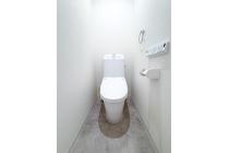 落ちにくい汚物汚れも、水を流すだけツルンっと落とせる新素材”アクアセラミック”で毎日のお手入れ簡単！※物件によりカラーや設置イメージが異なる場合があります。