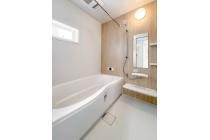 毎日のお手入れがしやすい工夫と心地よい使用感を兼ね備えた、シンプルデザインのシステムバス。※物件によりカラーや設置イメージが異なる場合があります。