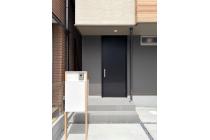 宅配ボックスとポストが一体となった「ナスタ Nasta Box+POST」門柱ユニットを採用。不在時でも荷物の受け取りが可能で、忙しい日常をスマートにサポートします。  デザイン性と機能性を兼ね備えた、これからの暮らしにフィットする設備です。