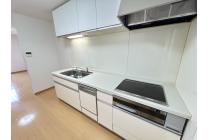 収納豊富なシステムキッチンにはお皿や調理器具などたくさん置けて整理整頓しやすい