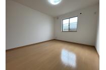 【3階洋室6.8帖】プライバシーを保ちやすい振り分けタイプの間取りです。各洋室は5帖以上の広さが確保されており、プライベートの時間を大切にできます。