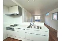 【キッチン】清潔感のあるホワイトデザインを採用し、キッチン横には便利なパントリースペースも完備。食洗機や3口コンロなど、毎日の家事をサポートする設備が充実しています。