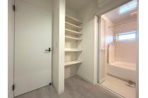 【洗面所／オープンリネン庫】棚は可動式なので、収納するモノに合わせて高さを調節できます。お風呂上がりの着替えやタオル、洗剤のストック置き場として重宝します