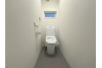 【1階トイレ】汚れが付きにくい”アクアセラミック”や、サッとひと拭きで綺麗になる”フチレス形状”でお手入れも簡単です。