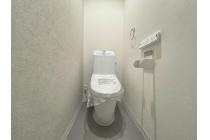 【2階トイレ】汚れが付きにくい”アクアセラミック”や、サッとひと拭きで綺麗になる”フチレス形状”でお手入れも簡単です。