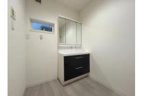 【洗面化粧台】三面鏡の裏は全て収納になっており、散らかりがちな小物もスッキリ片付きます。