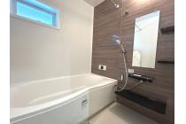 【浴室】床部分は汚れにくい特殊加工と形状でお掃除ラクラク！断熱層構造で、足裏の冷たさも感じにくい快適仕様です。