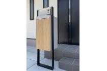 【宅配BOX付き門柱イメージ】不在時の荷物受け取りも安心。ポケットキー採用の玄関で、荷物やお子さまを抱えていてもスムーズに帰宅できます。※掲載の写真は当社施工事例であり、本物件のものではありません。