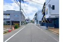 現地から西を見た前面道路。間口約5.4m、ゆとりの前面道路で、2台駐車も可能な広さ。(２０２６年６月撮影)