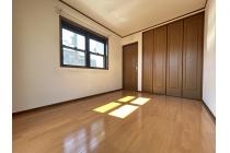【2階洋室6帖】落ち着いた木目調のクローゼット付きで、収納力も確保された居室です。