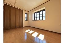 【2階洋室6帖】陽当たりの良い2階洋室6帖。日中は明るい光が差し込み、快適に過ごせる一室です。