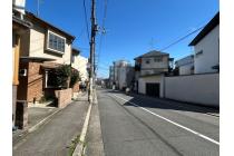 現地（2026年7月）撮影　前道の幅は約10.6m。