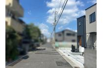 アスファルト舗装の前面道路に接道。建物外観とあわせて、周辺の雰囲気も確認できます。