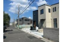 アスファルト舗装の前面道路に接道。建物外観とあわせて、周辺の雰囲気も確認できます。
