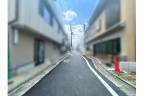 【前面道路】現地前面道路の様子です。車の通行や周辺の街並みなど、現地で実際にご確認いただけます。