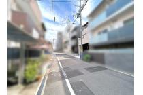 【前面道路】 北側約6mの前面道路。現地とあわせて道路幅や周辺環境をご確認いただけます。