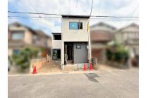 現地外観写真。南・北の二方道路に面した敷地の開放感をご確認いただけます。