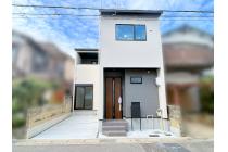 現地外観写真。南・北の二方道路に面した敷地の開放感をご確認いただけます。