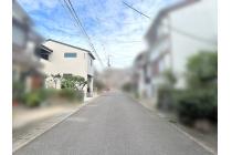 北側約5.99m～約6mの前面道路。道路幅や車の出入りも現地で確認できます。