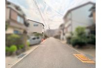 二方道路に面した立地。現地では道路付けや敷地まわりをご確認いただけます。