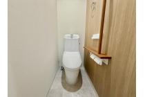 【1階トイレ】清潔感のあるピュアホワイトのシャワートイレ。壁リモコン付きで使いやすい1階トイレです。