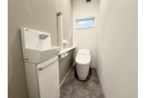 玄関を入ってすぐのトイレには、コンパクトな洗面台付。来客時にも使いやすく、外出前後の身支度にも便利。2階にもトイレがあり、家族みんなが快適に使えます。