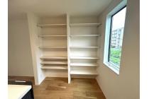 キッチン横に在庫確認がしやすい浅型のオープンパントリー♪食品や日用品を見渡しやすく、出し入れもスムーズです。コンセント付きで、キッチン家電の使用やスマホの充電にも便利。