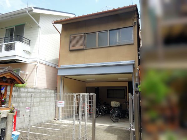 東側建物は駐輪場と物置です。