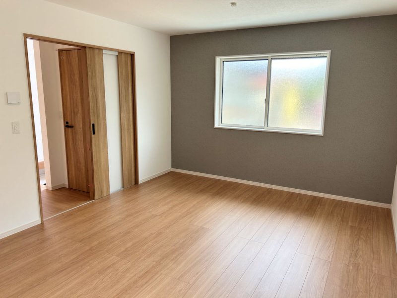 【①号地】LDK17.5帖　アクセントクロスのカラーがお洒落です