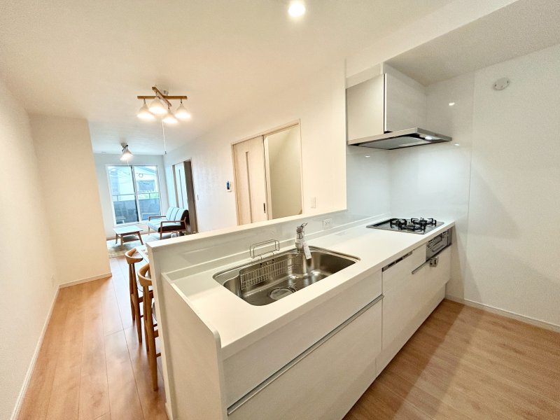 ３口ガスコンロ・無水両面焼グリル付・食洗器・キッチンコンセントあり。引出しを滑らかに引き込む機構と奥行きいっぱいまで引き出せるフルエクステンション構造を採用した高品位仕様。