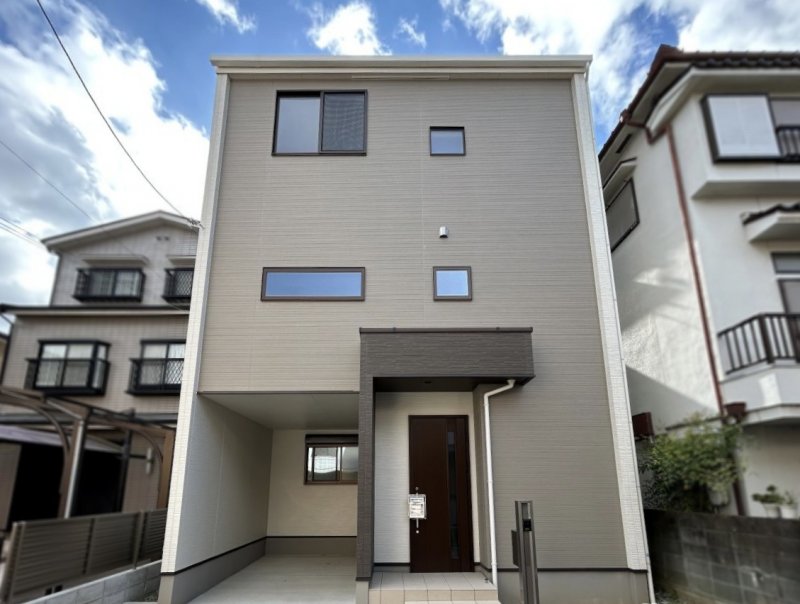 コンパクトでスタイリッシュな外観が特徴的駐車スペースあり。(2026年2月撮影)