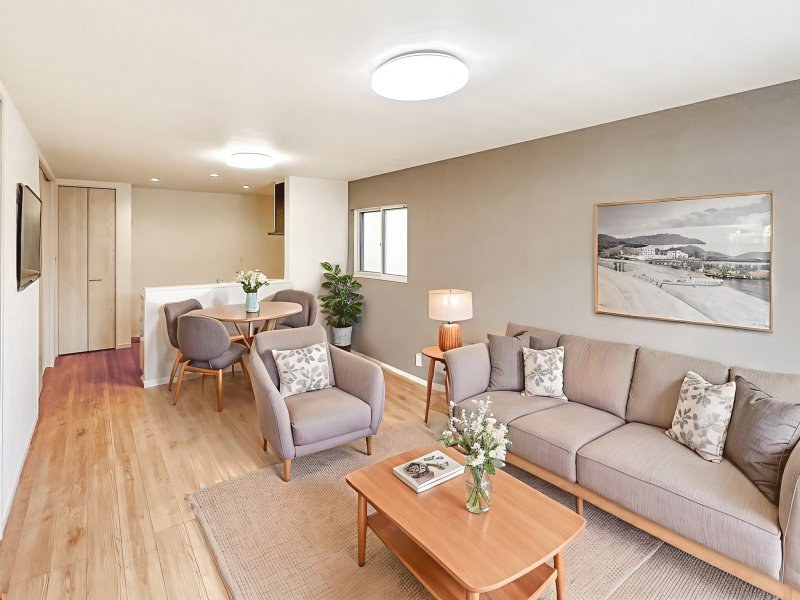 南向きの約16帖LDKは、一日中明るく家族が自然と集まるくつろぎ空間。 ※掲載画像は、完成建物の画像にCGで家具を合成配置したものです。実際にはモデルセッティングはございません。