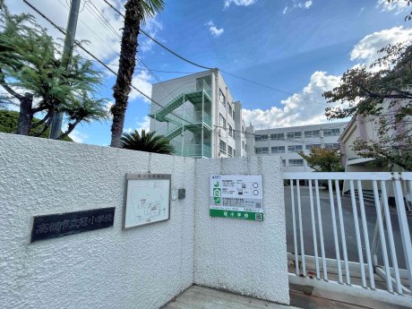 高槻市立冠小学校まで739m　徒歩10分