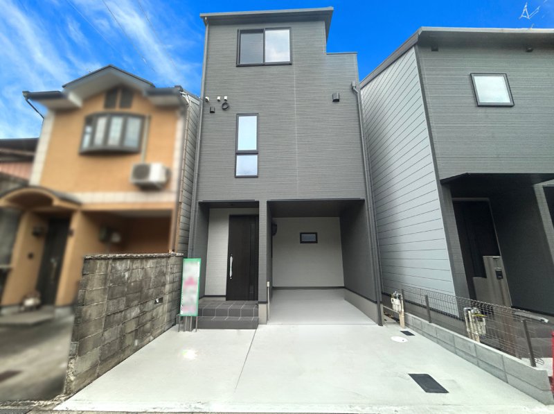 外観　南北両面道路で日当たり良好です！